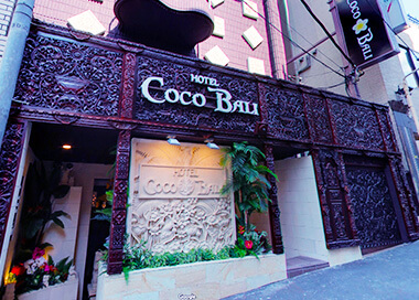 次に派遣先のホテル名(自宅の場合ご住所、建物名)をお伝えください。おおよそどのくらいでご到着できるかをお伝えいたします。